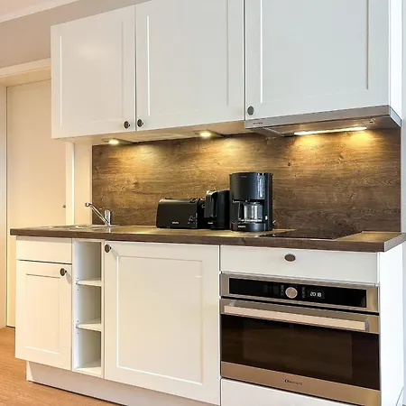Baltischer Hof 33 *
