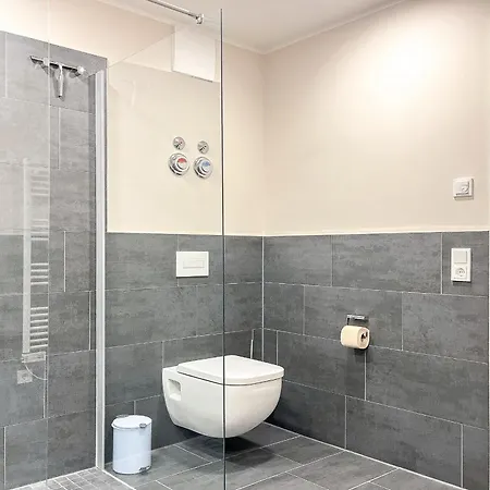 Baltischer Hof 33 *